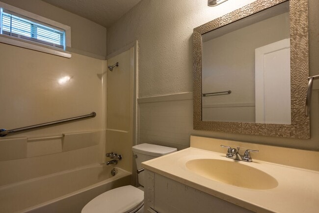 Building Photo - Beautiful 2 Bedroom / 1 Bathroom home in B...