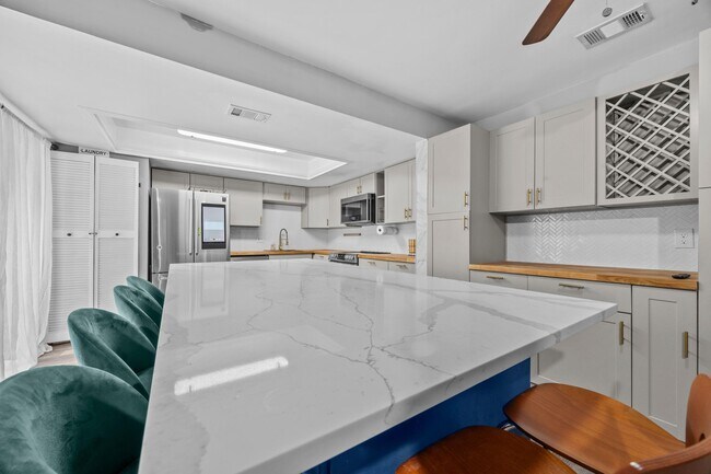 Building Photo - 1520 Shaker Cir