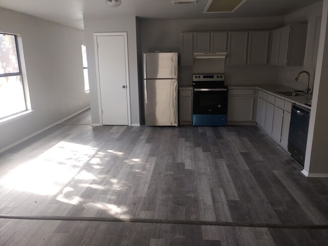 Primary Photo - 9226 Chinon