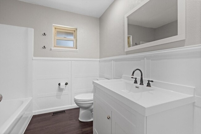 Building Photo - Charming 4-Bedroom Home in Desirable Neigh...