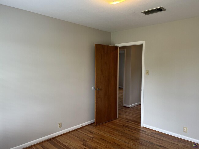 Building Photo - 482 Lake Joy Rd