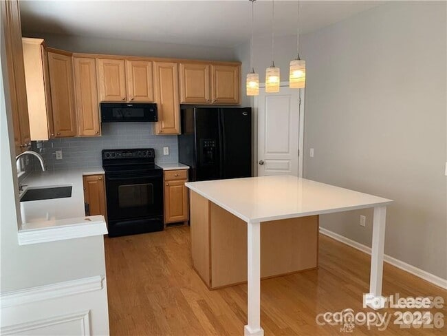 Building Photo - 15262 Kessler Dr