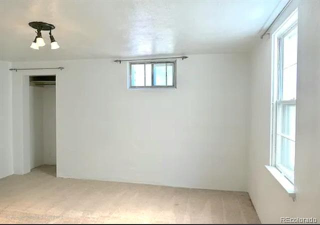 Building Photo - 916 Custer Ave