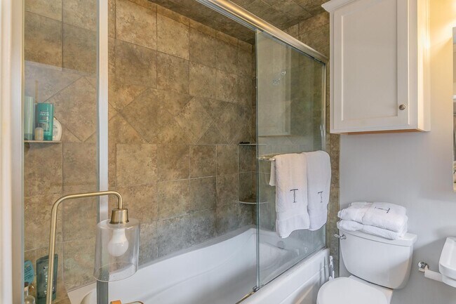 Building Photo - Charming Bungalow - Arlington Heights