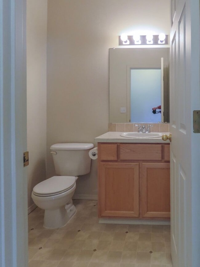 Building Photo - Aloha 3 Bedroom 2.5 Bath  Townhome Available Now ****