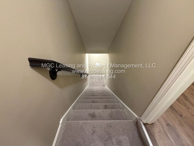 Building Photo - Luxury Living in the Northland - Special P...