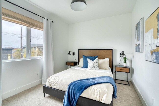 Building Photo - 4980 N Vancouver Ave