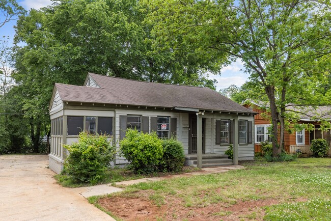 Building Photo - Stylish & Newly Renovated 4 Bedroom 2 Bath...