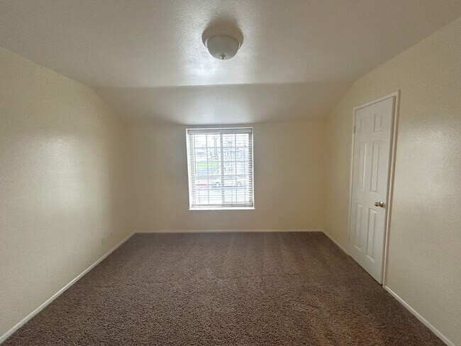Building Photo - RIVERSIDE DR #17 CHINO 91710 (2 BED / 1.5 BATH)