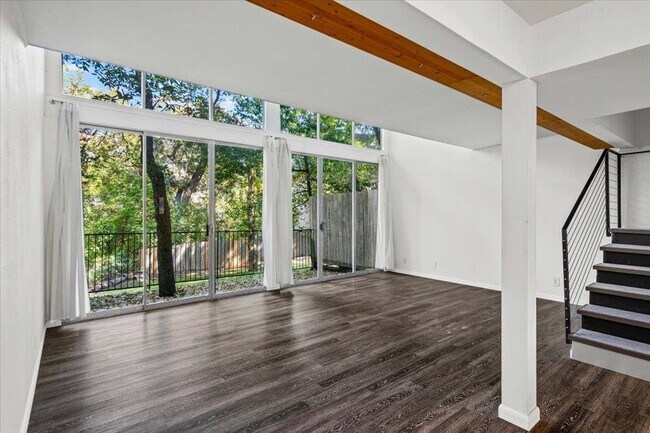 Building Photo - 1304 Mariposa Dr