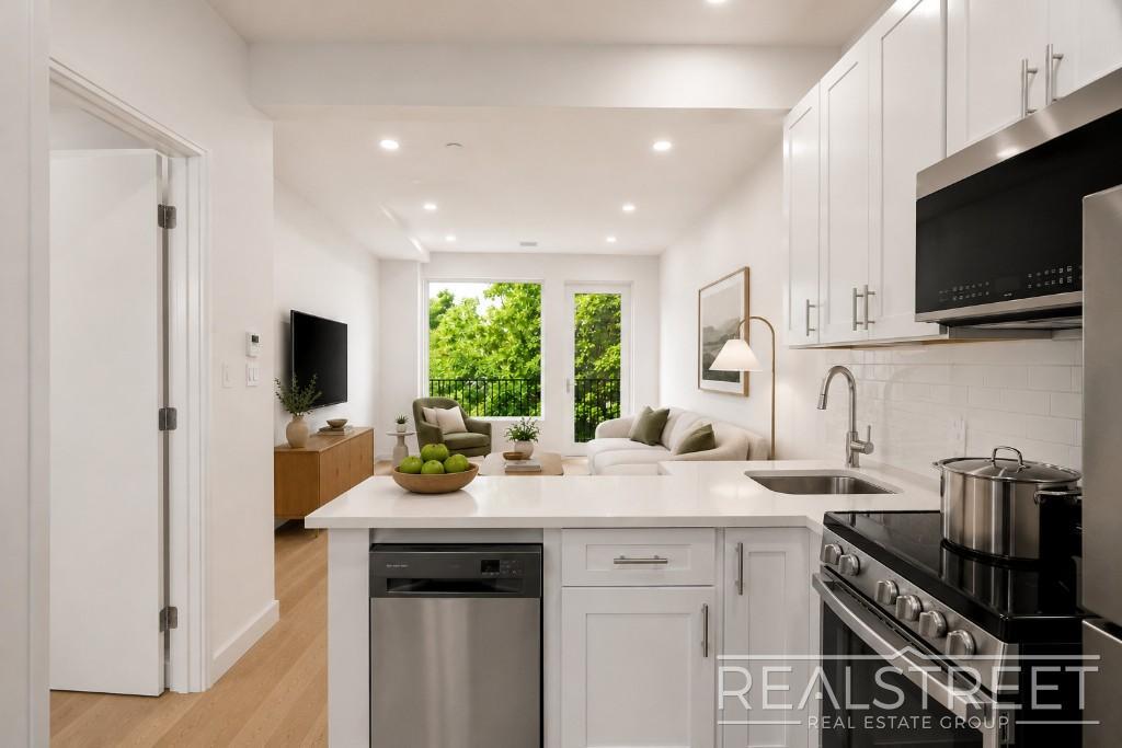 Building Photo - 2 Bed/ 2 Bath Penthouse Private roof deck