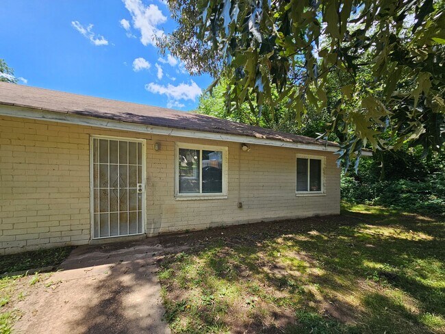 Building Photo - 2/1 Duplex Near Hank Aaron Dr - Housing Vo...