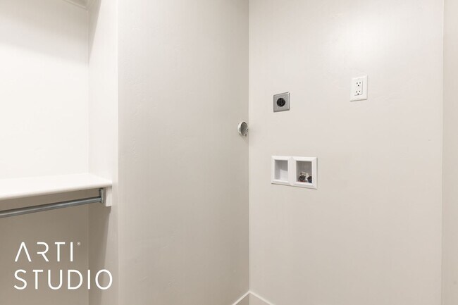 Building Photo - Amazing 4 bed | 2 1/2 bath | 2 car garage ...