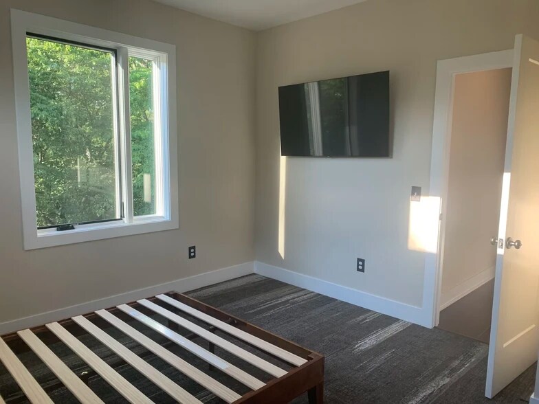 Building Photo - 702 E Maxwell Ln