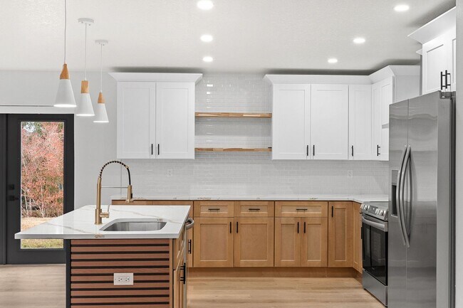 Building Photo - 1623 Espejo St SE