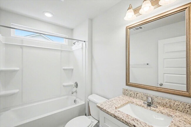 Building Photo - Like New 3 Bed, 2.5 Bath End Unit Townhome in Richmond Hill