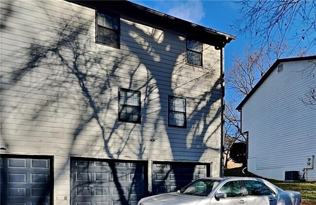 Building Photo - 5022 Hawthorne Ct