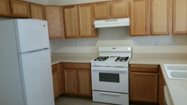 Building Photo - 4 Bedroom home for rent