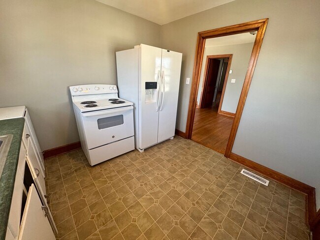 Building Photo - Duplex Downtown Athens! Walk to shopping and entertainment!