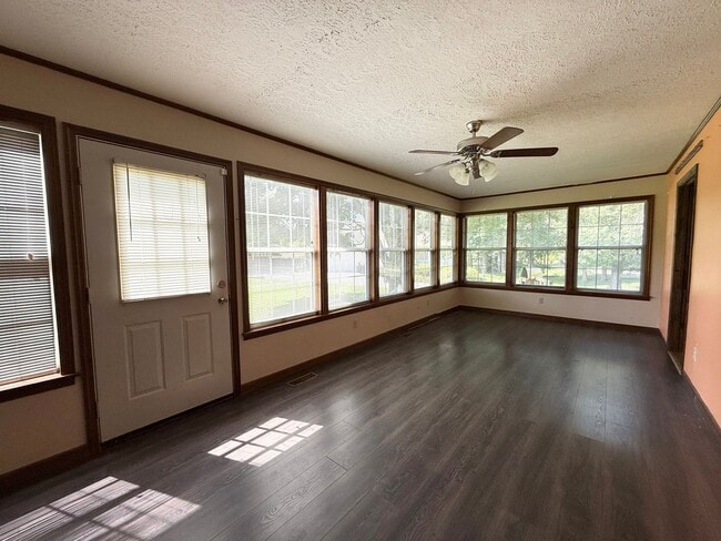 Building Photo - 517 Cedar Springs Rd