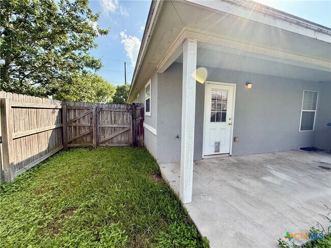 Building Photo - 1035 Helen Dr