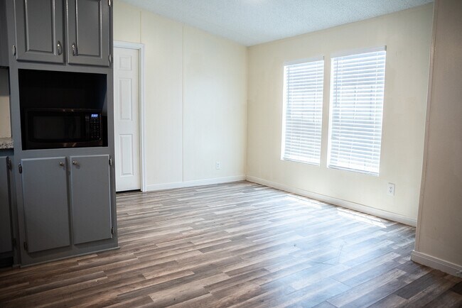 Building Photo - 2555 Lee Turner Rd