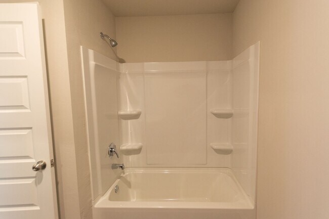 Building Photo - BRAND NEW! 4 Bed 2 Bath Home in Newcastle!