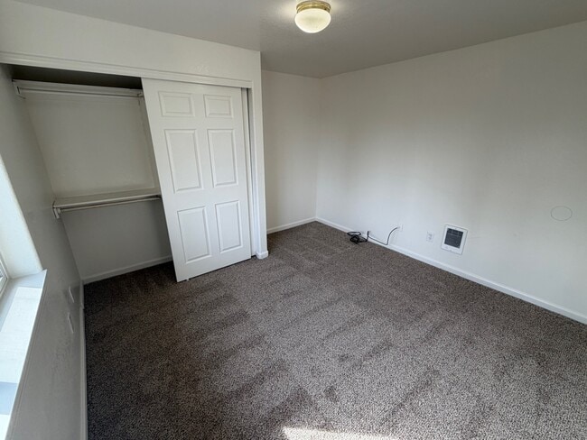 Building Photo - 4338 Ward Pl NE