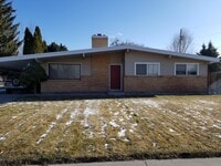 Building Photo - 3 bedroom, 1 bath ranch style home on corner lot.