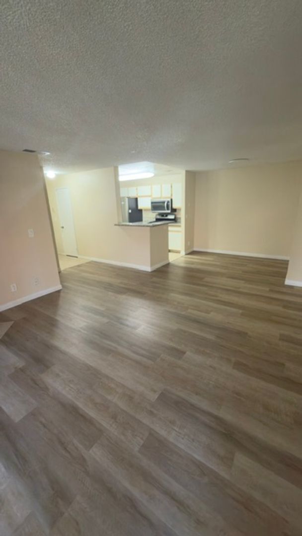 Building Photo - 2 Bedroom Condo!