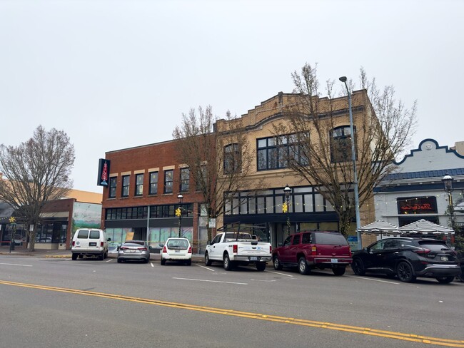 Building Photo - NEWLY RENOVATED DOWNTOWN SALEM ONE BEDROOM