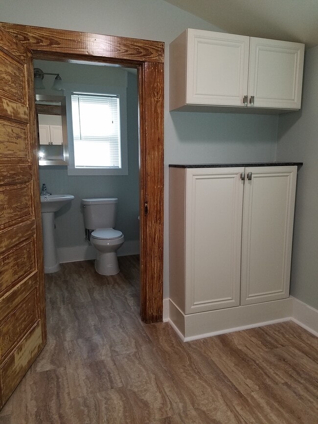 Building Photo - Large one bedroom home with huge yard