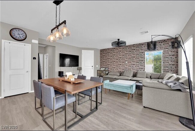 Building Photo - 2205 Ozzy Ave