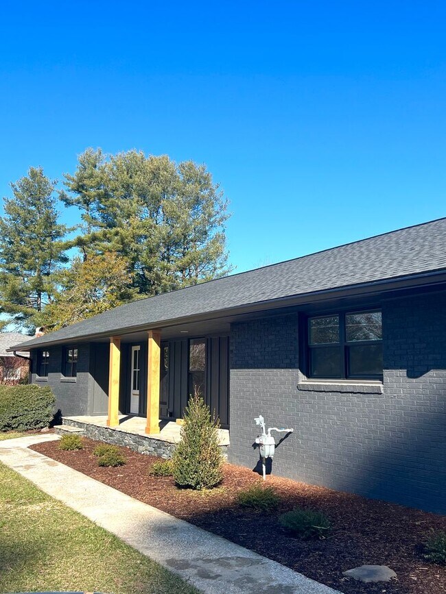 Building Photo - 3 Bedroom 2 Bath house Great Hendersonville Location!