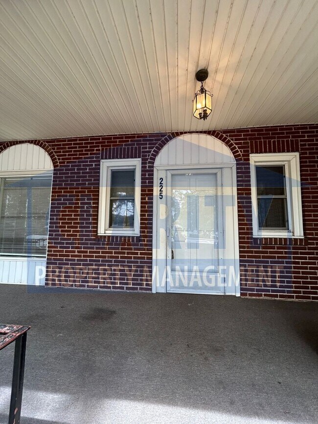 Building Photo - 2 bedroom apartment next to Lee University...