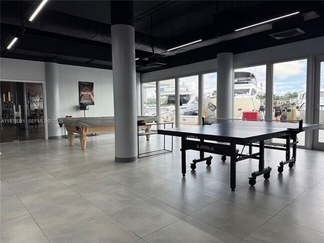 Building Photo - 900 Bay Dr