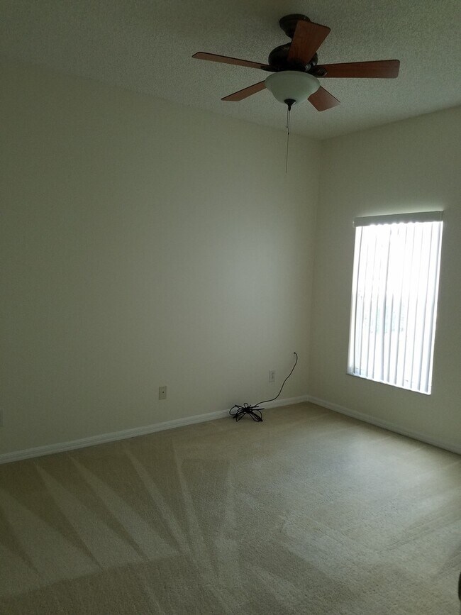 Building Photo - Newly carpeted  3 bedroom and 2 bath home ...