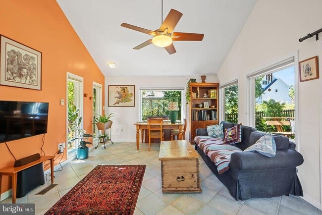 Building Photo - 5929 Avon Dr