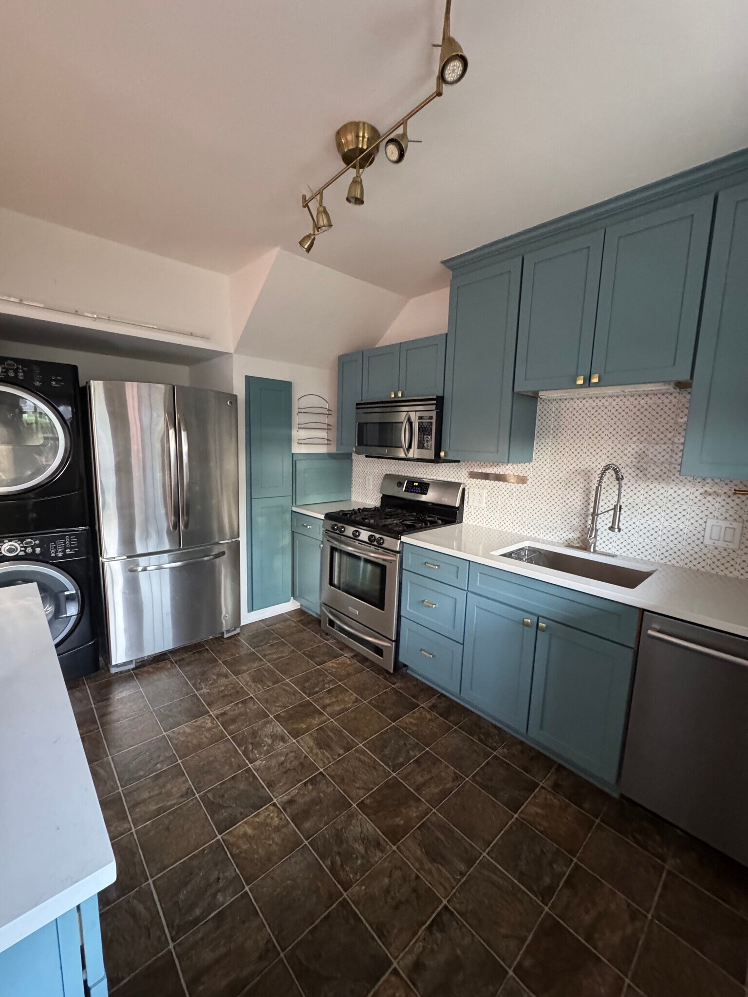 Kitchen - 17 8th Ave