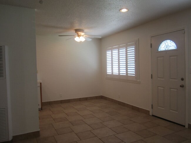 Building Photo - Immaculate 2 Bedroom Loma Linda Duplex