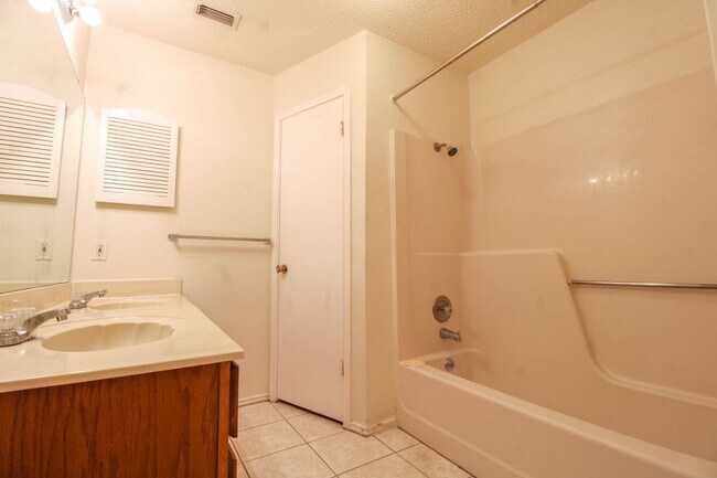 Building Photo - 6214 Ridge Glade St