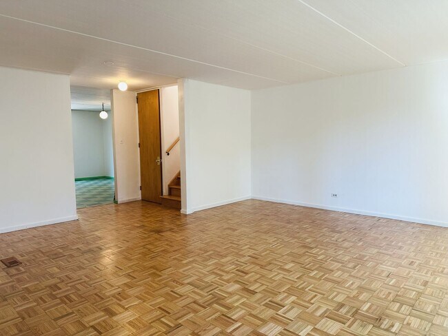 Building Photo - Hyde Park Town-House for Rent