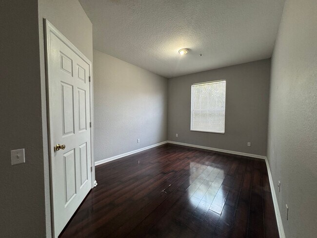 Building Photo - Beautiful 3 Bed, 2 Bath Condo in Desirable...