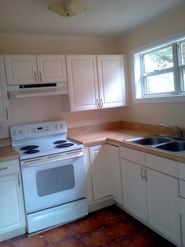 Building Photo - Awesome 2BR/1BA w/Open Floor Plan, Deck, L...