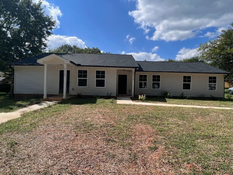 Building Photo - 1215 Collins Dr