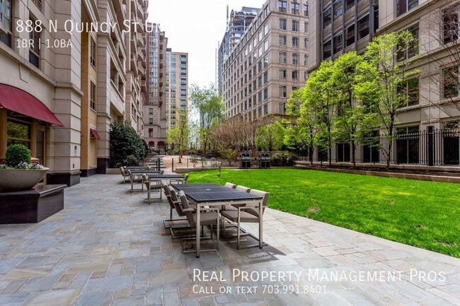 Building Photo - Bright and Beautiful Ballston Condo!