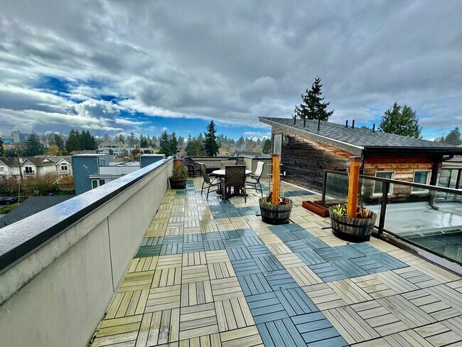 Building Photo - Location! Location! Modern 3 bed, 2.5 bath, Townhome near Greenlake!