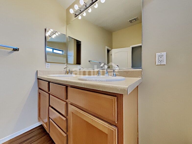 Building Photo - 4133 E Lushfield Dr