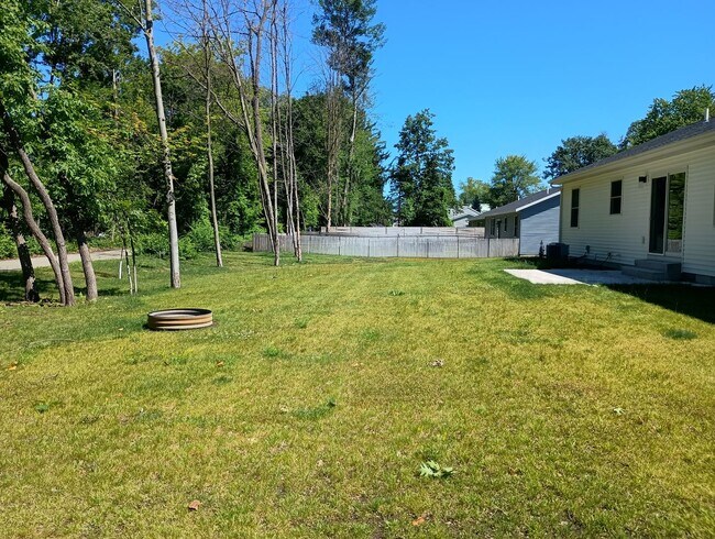 Building Photo - AVAILABLE NOW! 3 bed 2 bath Single Family home in Norton Shores!