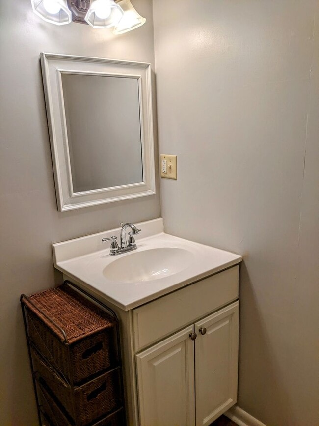 Building Photo - Charming Home Available Now!